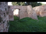 02341 ostia - regio v - insula xi - edificio (v,xi,3) - 1. laden von westen - hinterer raum - bli ri norden - 01-2024.jpg